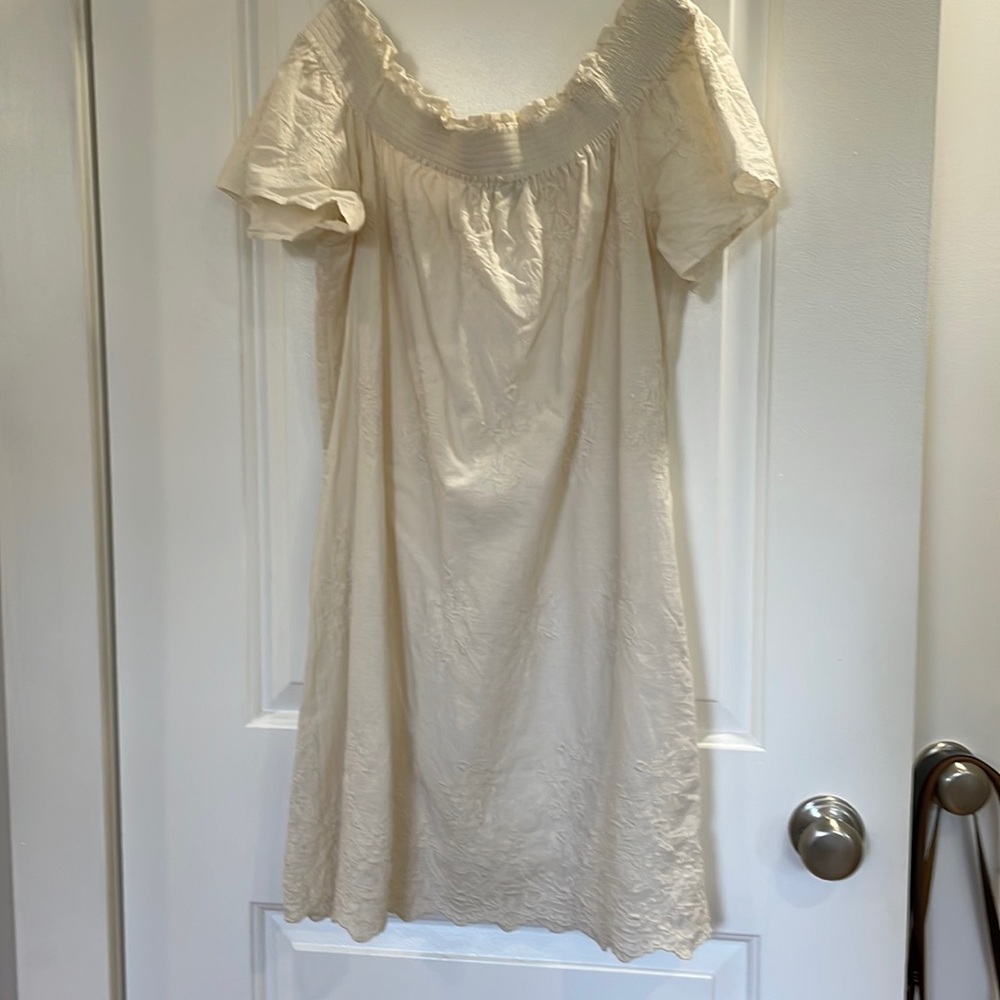 Cute off-white dress with embroidered detail